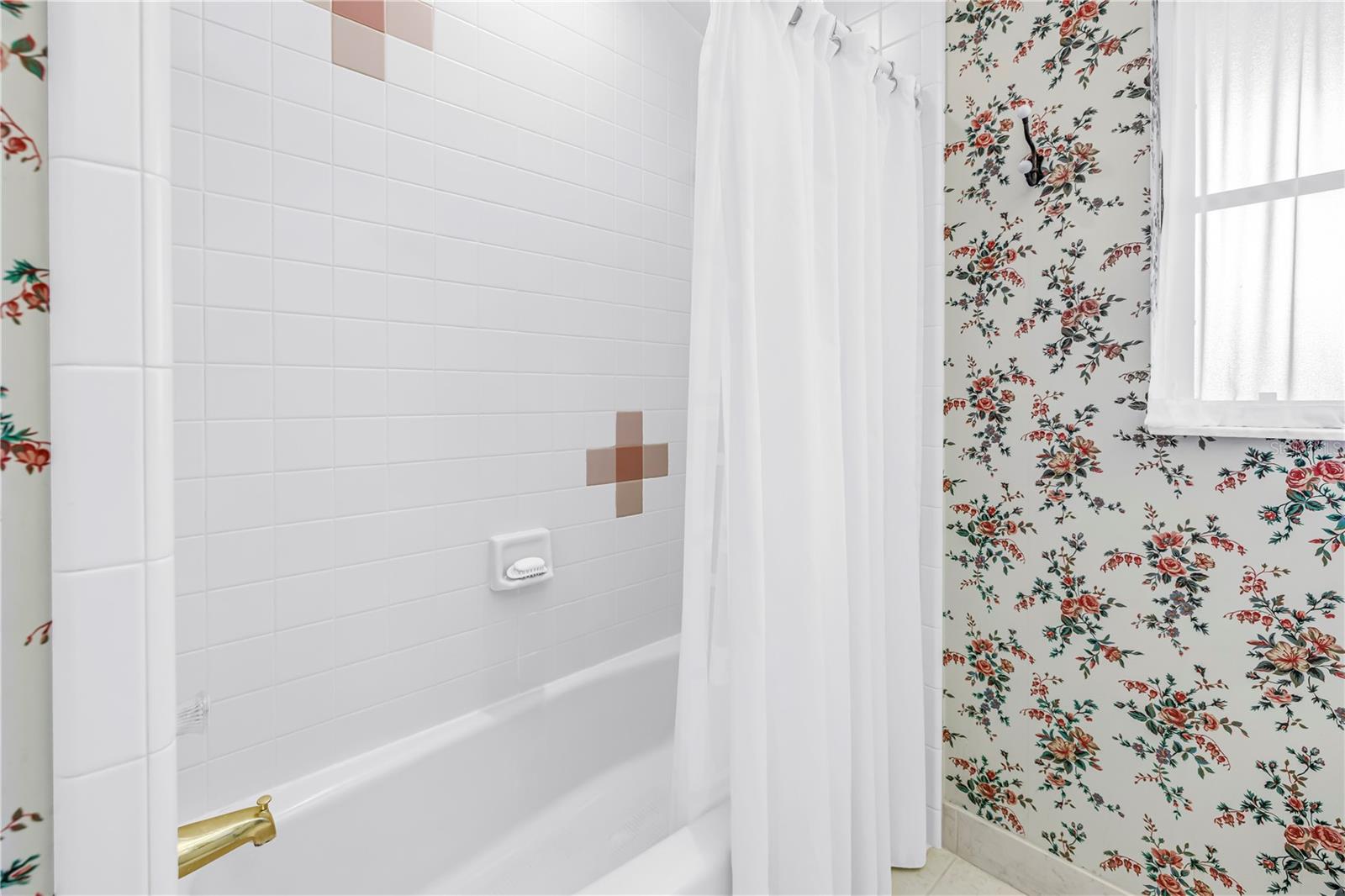 Bath 2 tub and shower in great condition