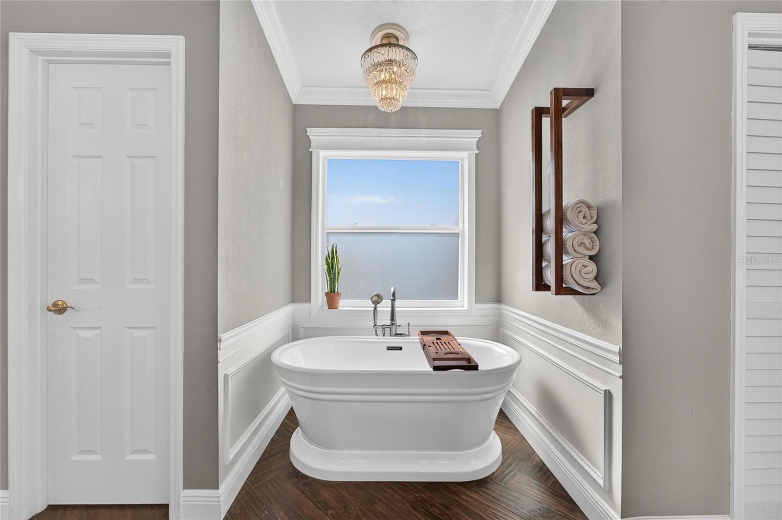 LOOK AT THIS SOAKING TUB!