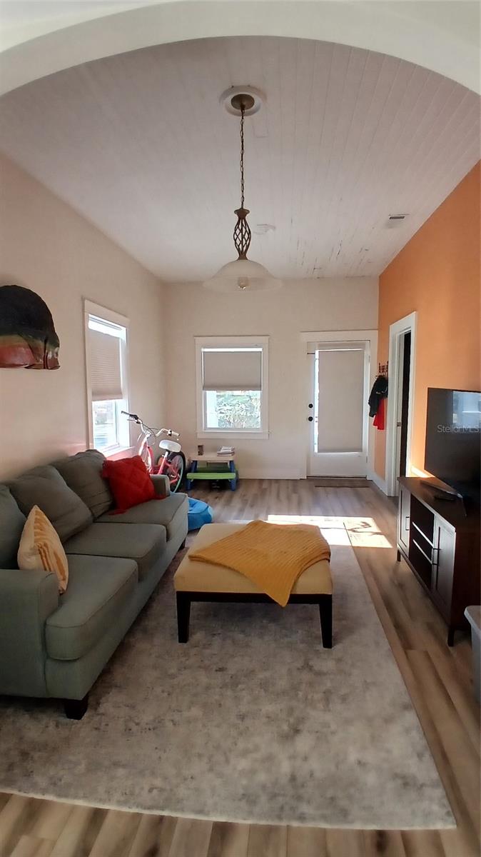542 DIVISION STREET, Tarpon Springs, FL 34689