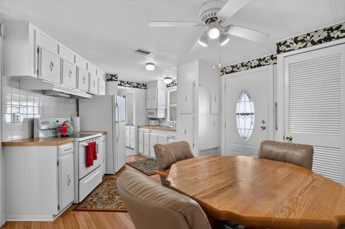 Eat in Kitchen * Light and Bright Eat in Kitchen * Light and Bright