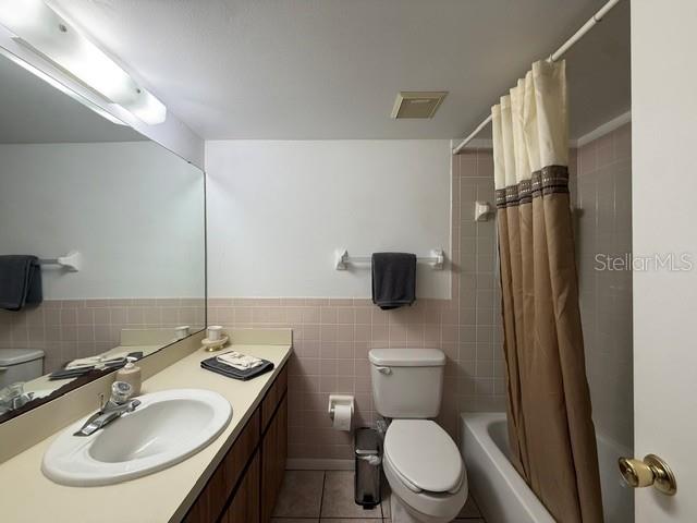 Guest bath is a shower/tub