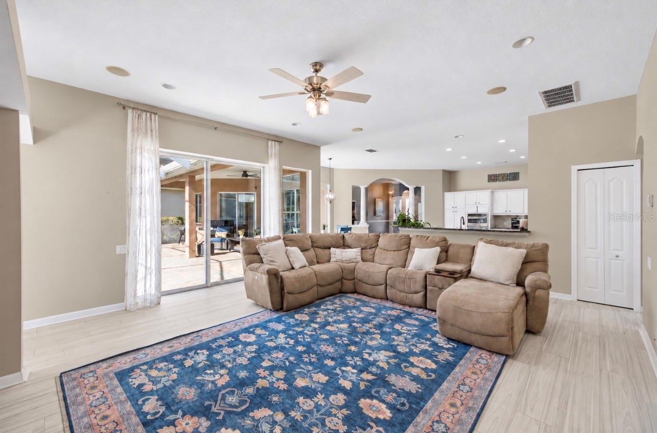 Different angle of the secondary living room.