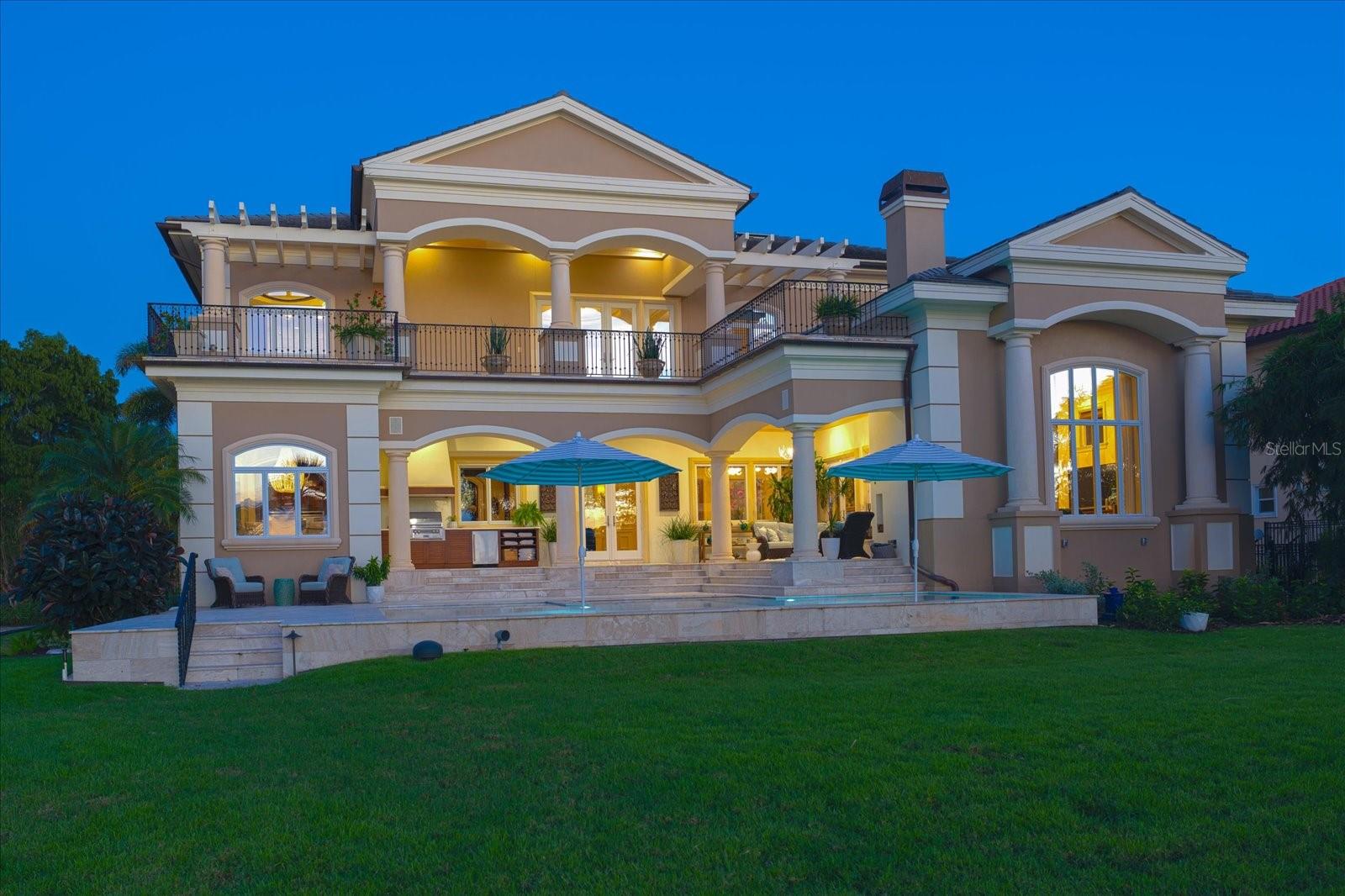 Extraordinary Resort-Style Outdoor Oasis Extraordinary Resort-Style Outdoor Oasis