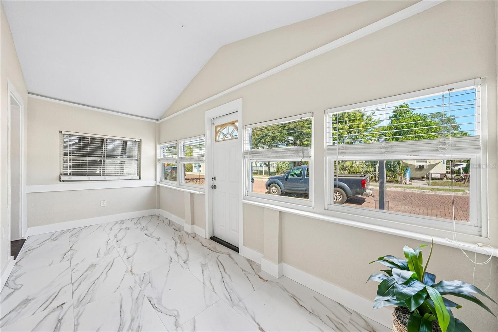 1646 28TH AVENUE N, St Petersburg, FL 33713