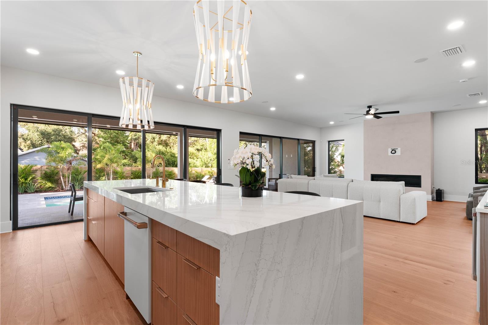 1009 W CORAL STREET, Tampa, FL 33602 1009 W CORAL STREET, Tampa, FL 33602