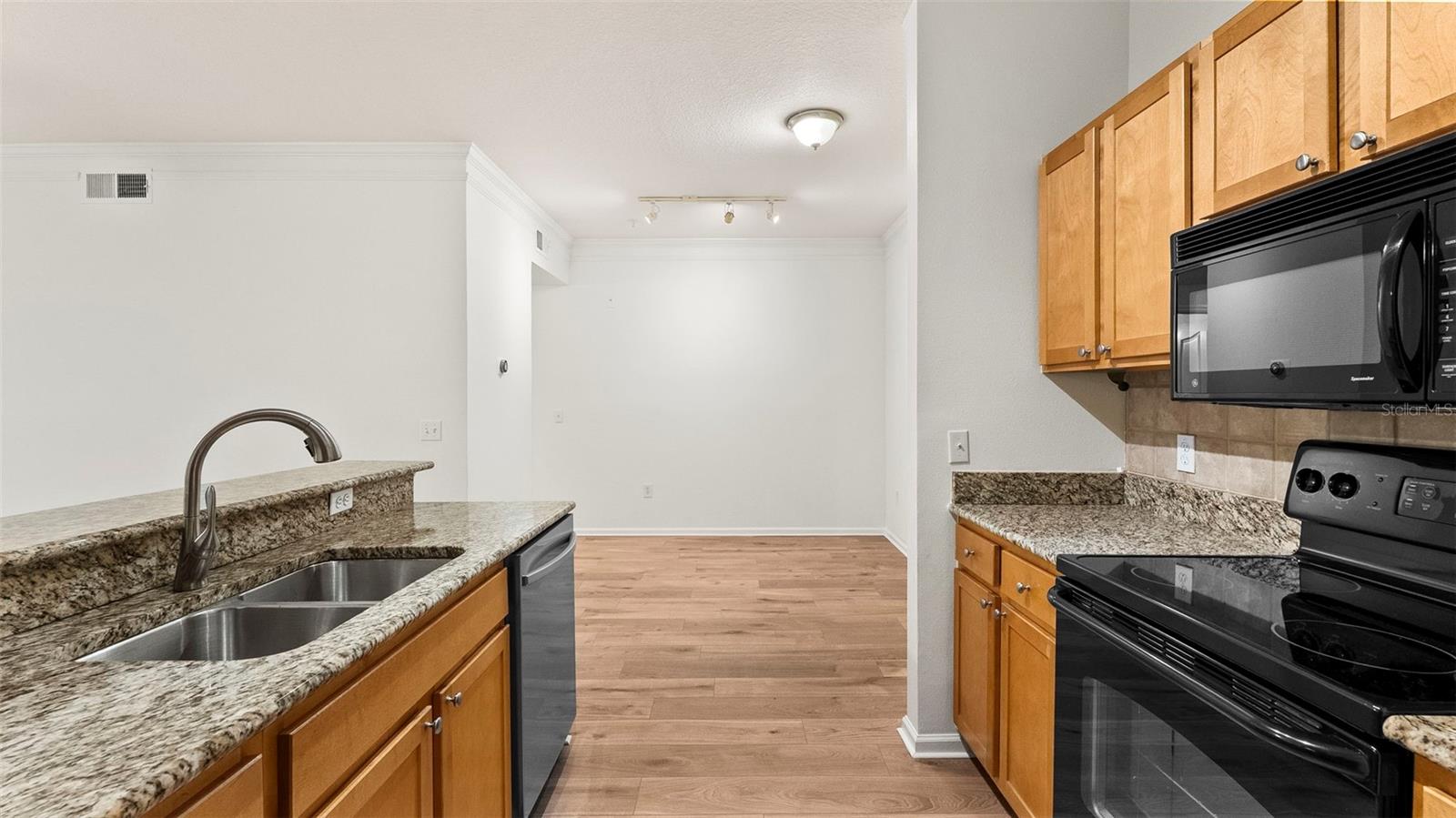 KITCHEN /DINING