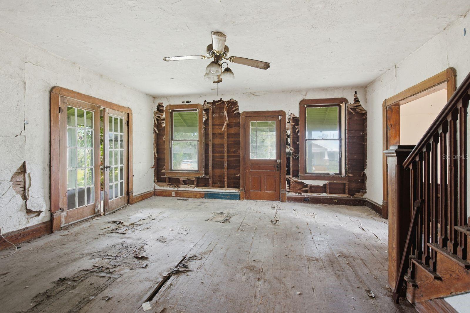 226 N GROSSE AVENUE, Tarpon Springs, FL 34689