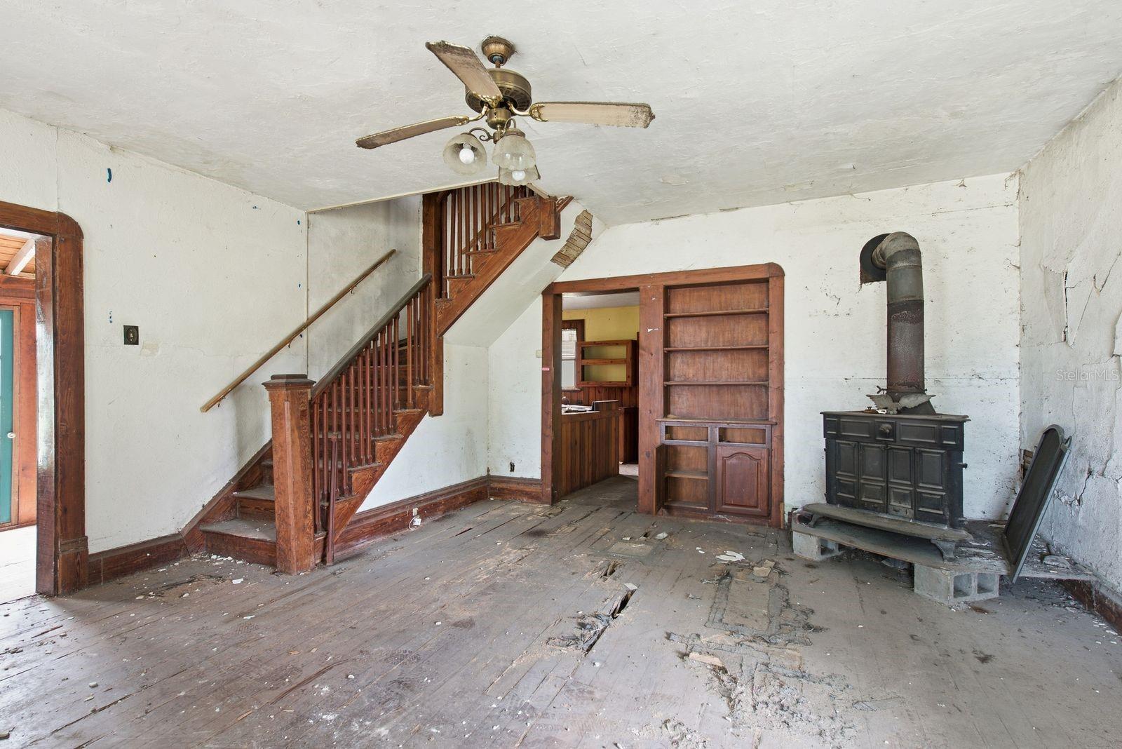 226 N GROSSE AVENUE, Tarpon Springs, FL 34689