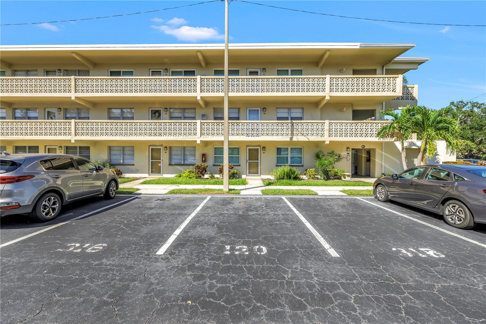 951 79TH AVENUE N, #120, St Petersburg, FL 33702