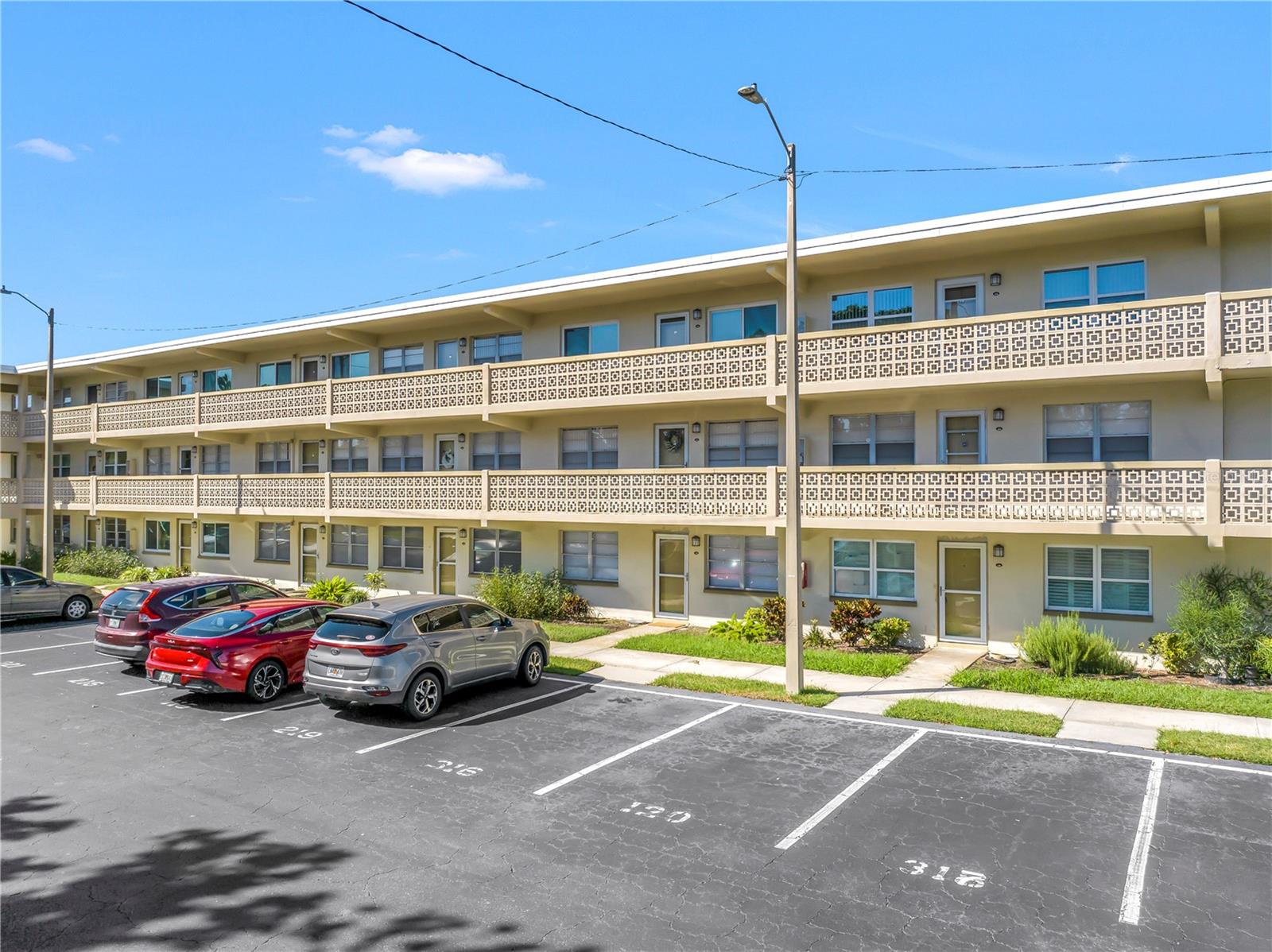 951 79TH AVENUE N, #120, St Petersburg, FL 33702