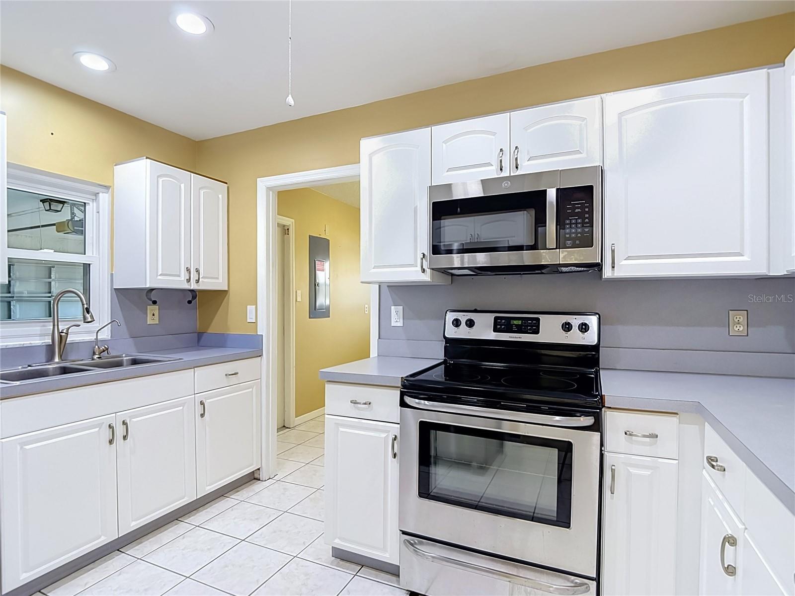 905 BLUEWATER DRIVE, Sun City Center, FL 33573