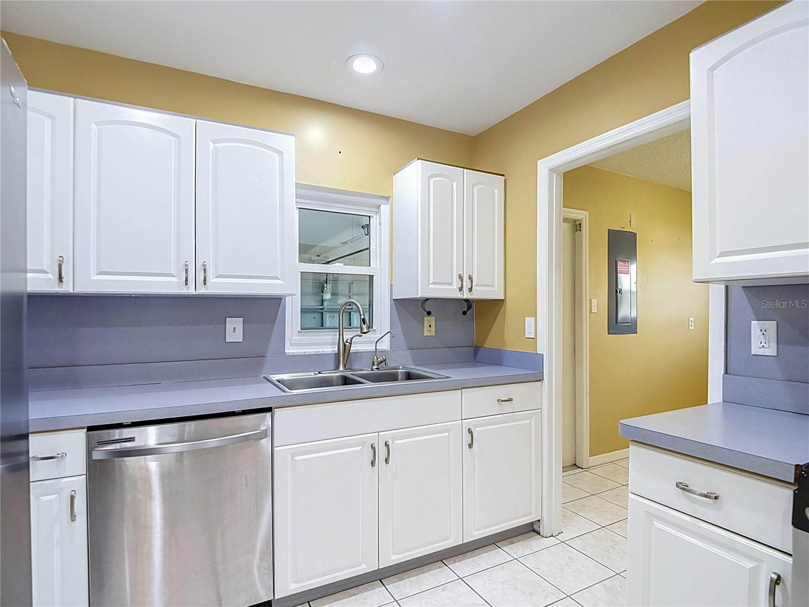 905 BLUEWATER DRIVE, Sun City Center, FL 33573