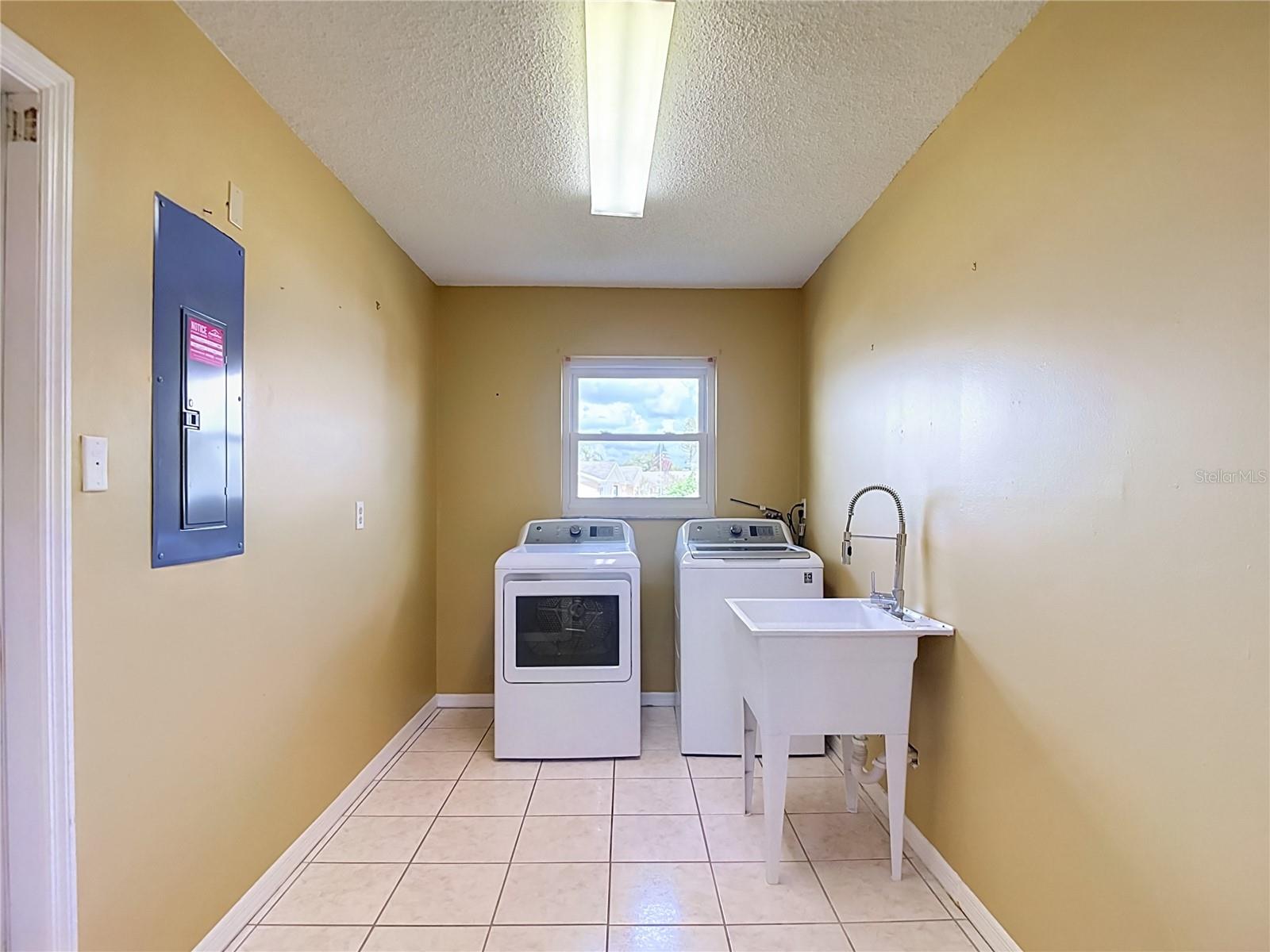 LAUNDRY/UTILITY RM