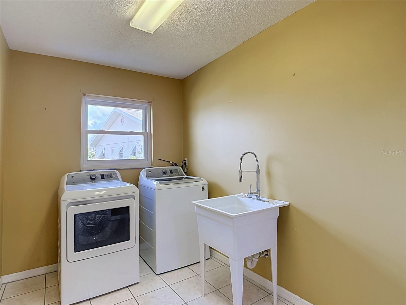 905 BLUEWATER DRIVE, Sun City Center, FL 33573