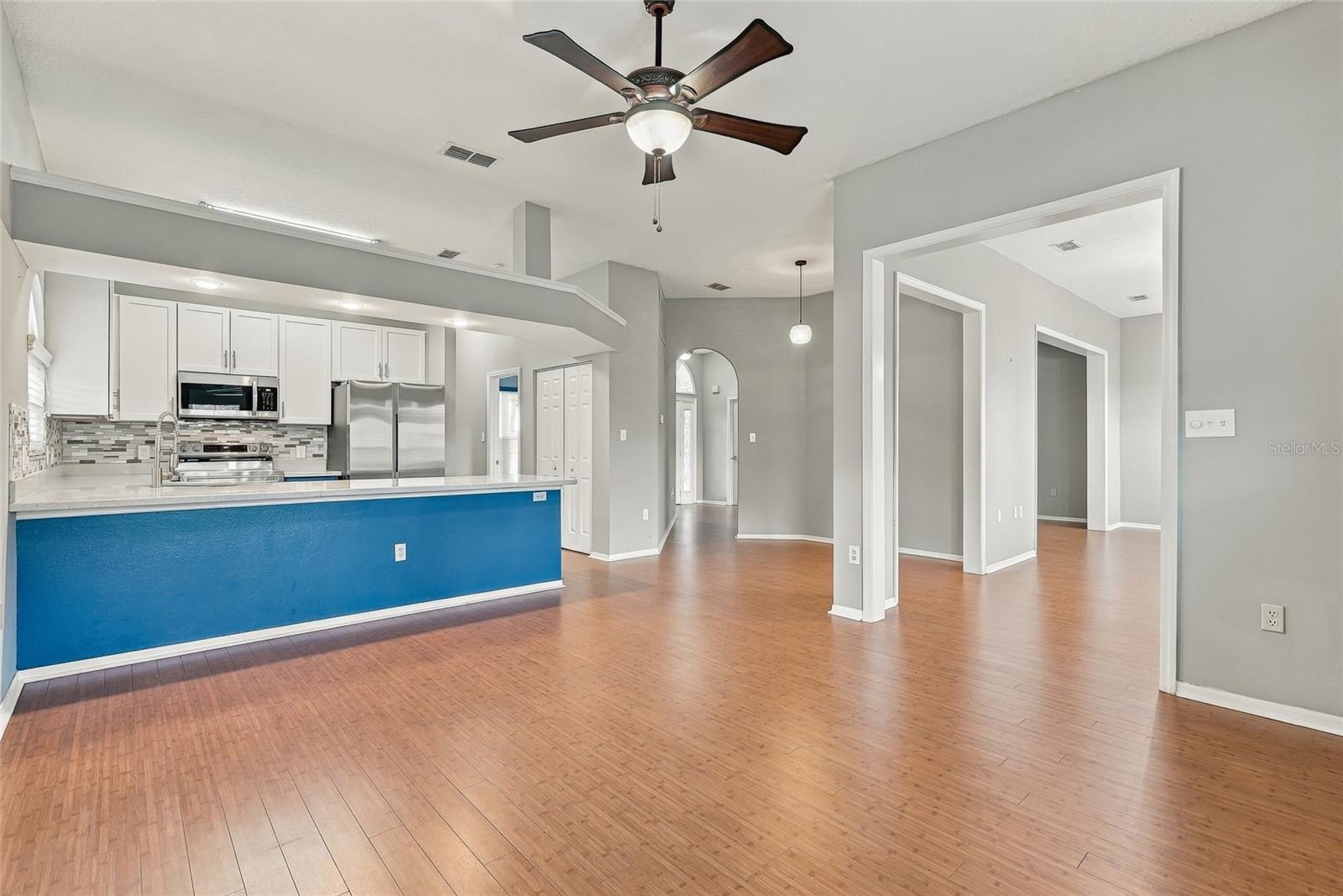 OPEN CONCEPT / SPLIT FLOOR PLAN