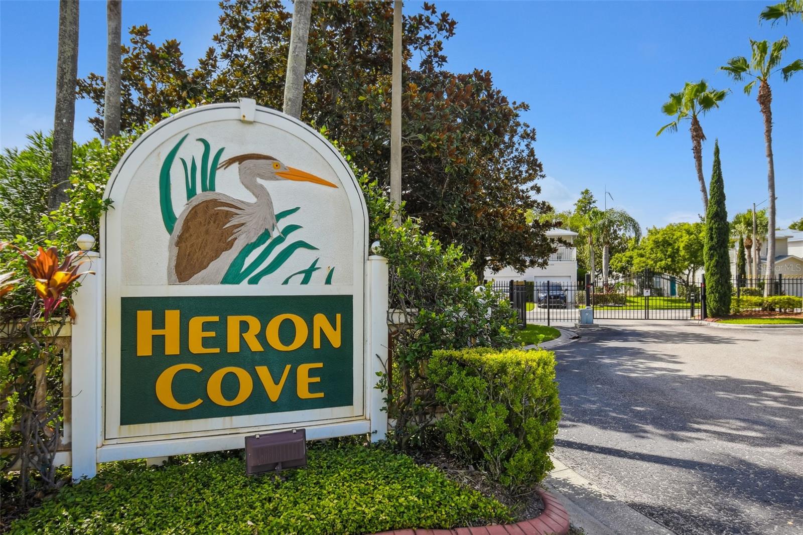1627 HAMMOCKS AVENUE, Lutz, FL 33549