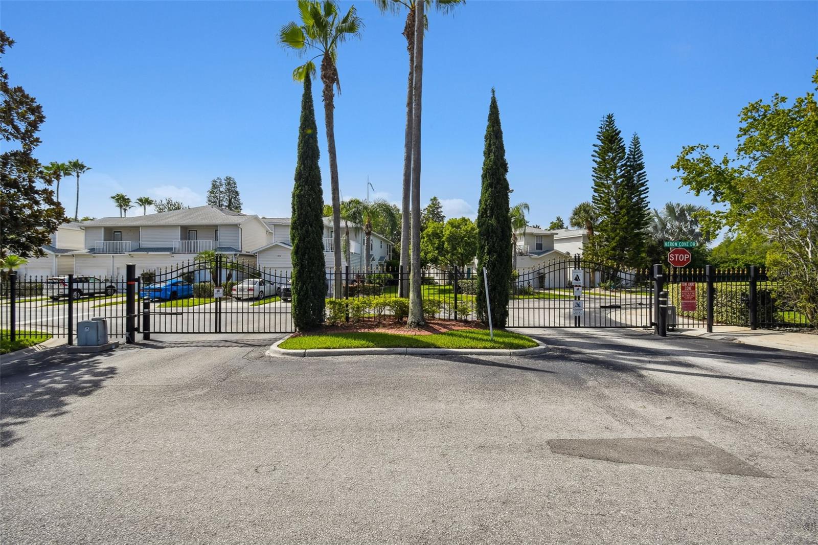1627 HAMMOCKS AVENUE, Lutz, FL 33549