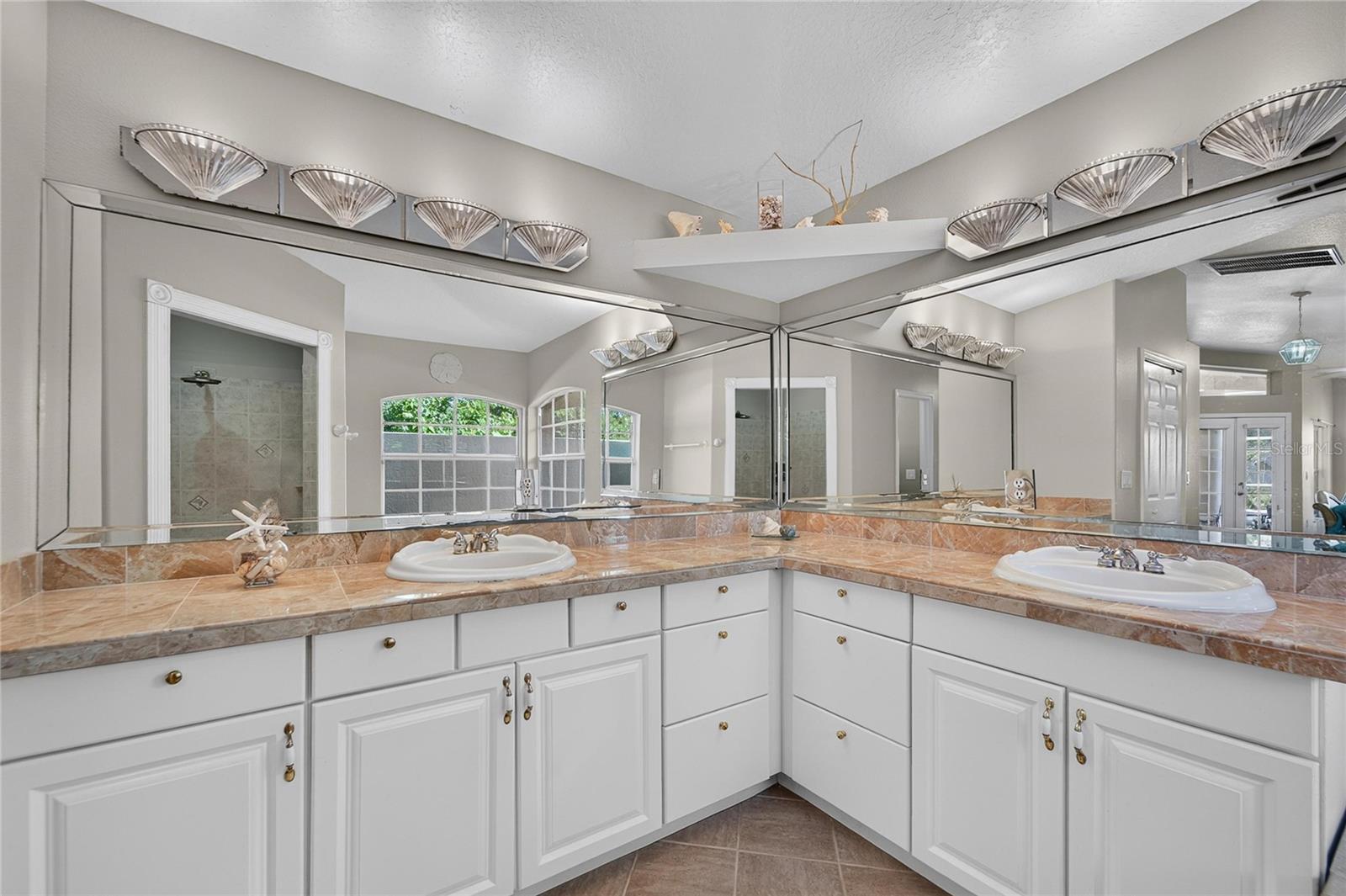Double vanity garden bath