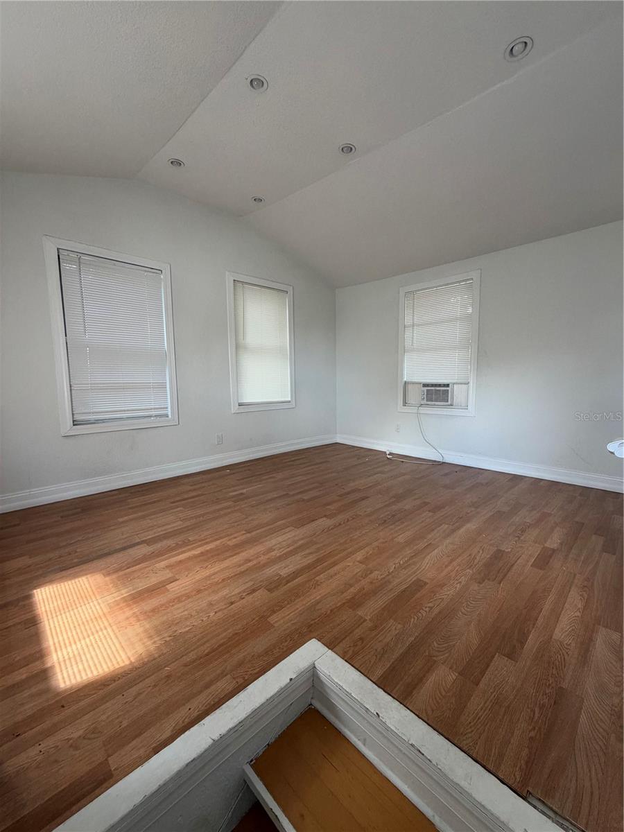 511 E HUGH STREET, Tampa, FL 33603