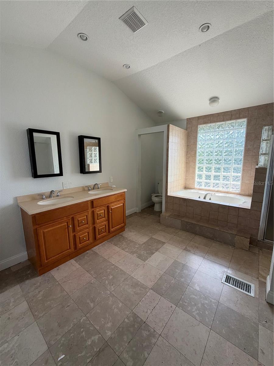 511 E HUGH STREET, Tampa, FL 33603