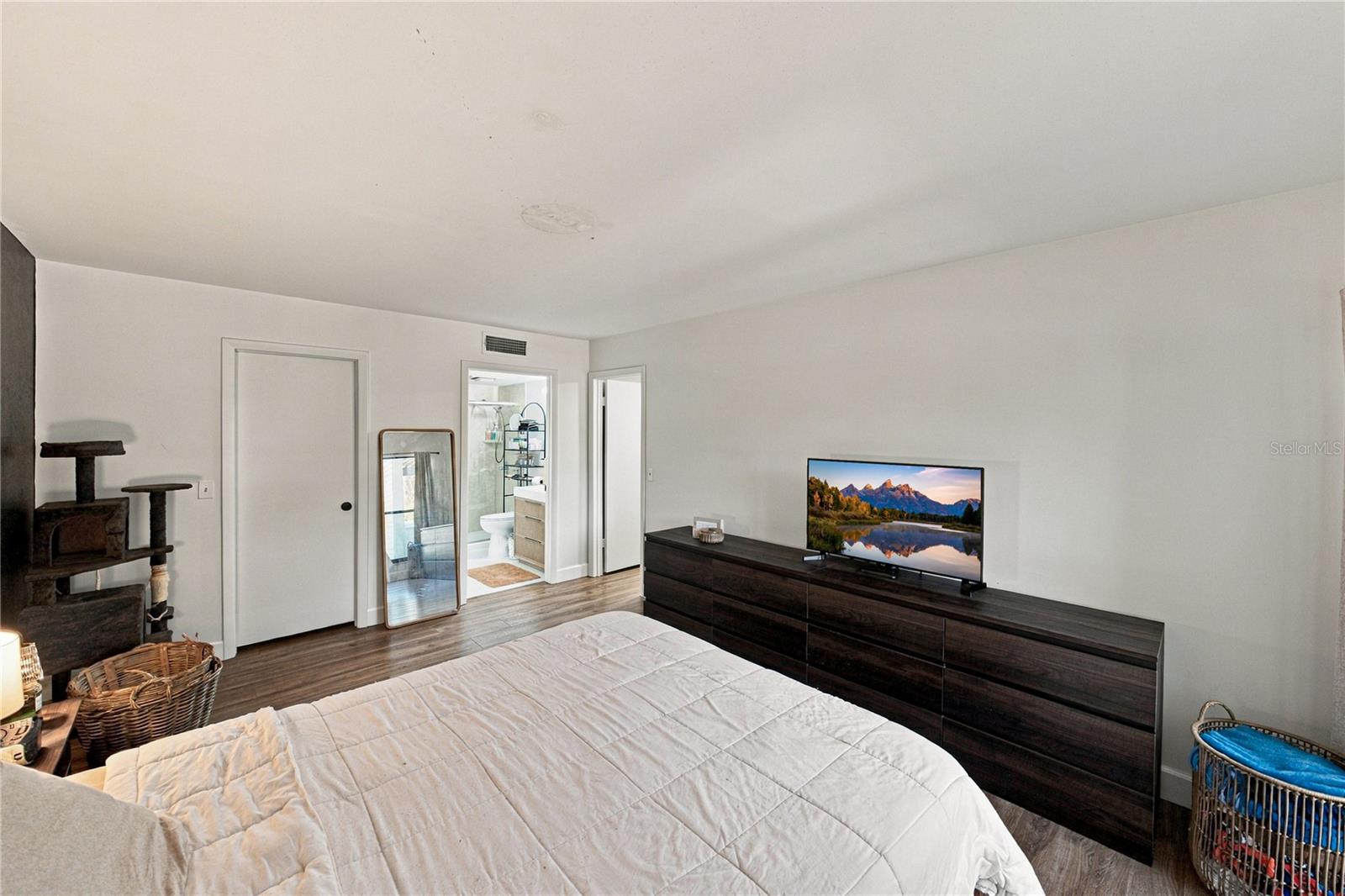 Massive Primary Suite Fresh and Clean with On Suite Bath and Walk In Closet
