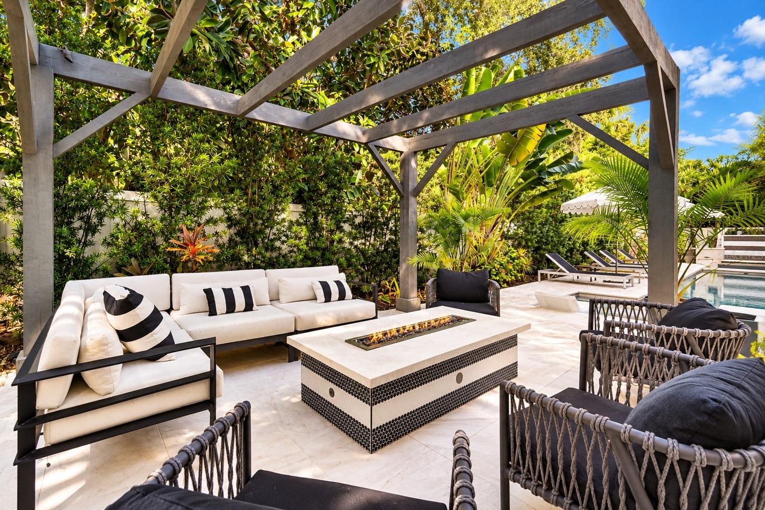 Outdoor sitting area w/firepit