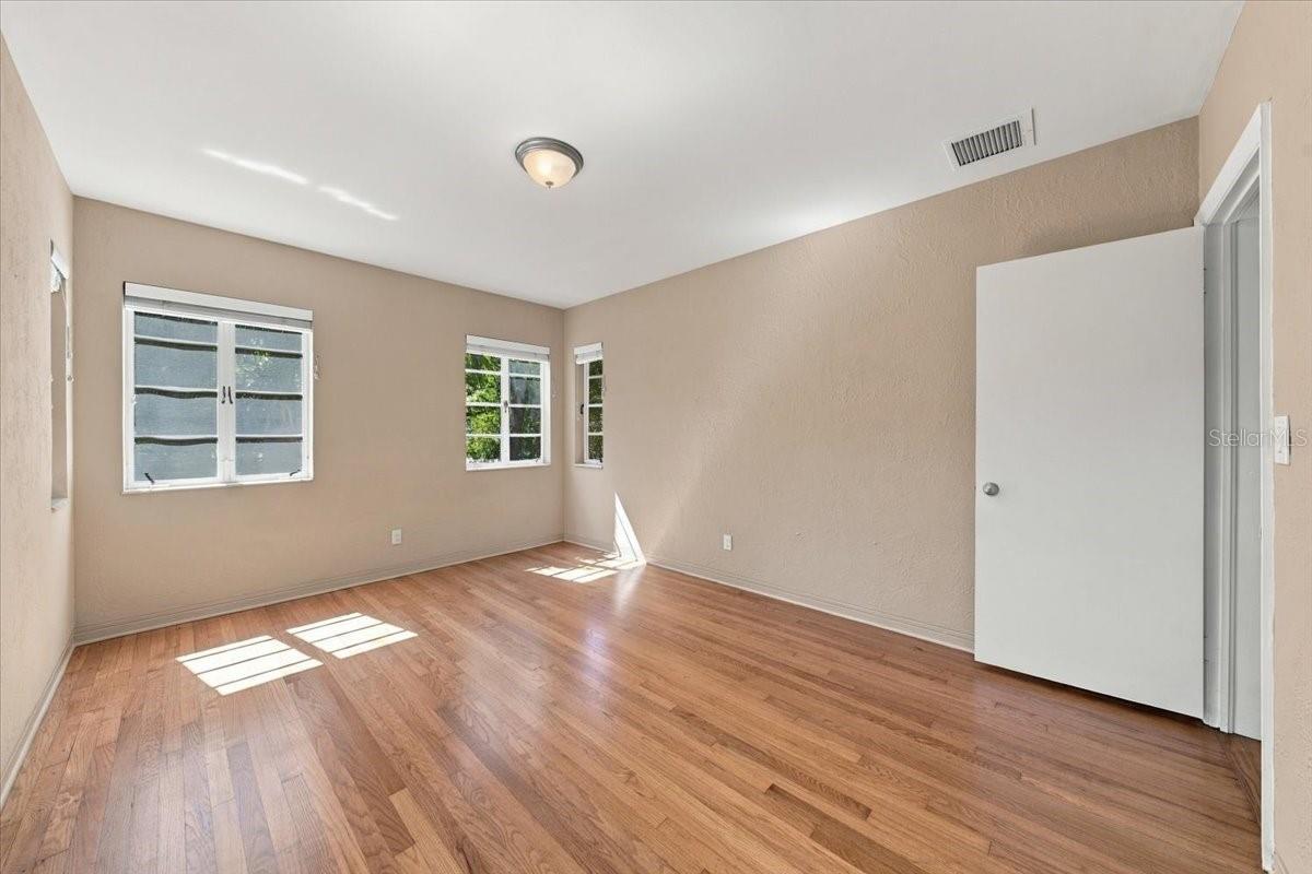 240 23RD AVENUE S, St Petersburg, FL 33705