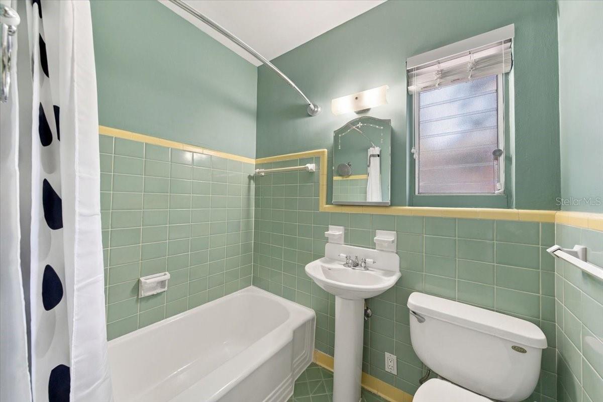 240 23RD AVENUE S, St Petersburg, FL 33705