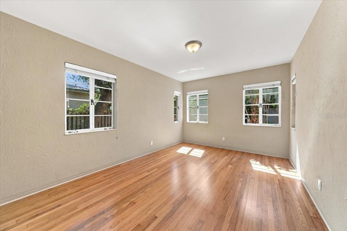 240 23RD AVENUE S, St Petersburg, FL 33705