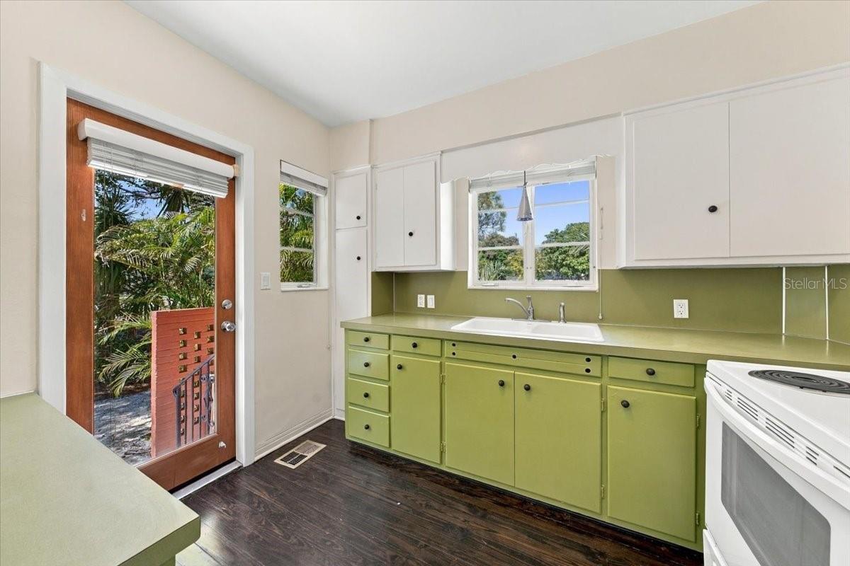 240 23RD AVENUE S, St Petersburg, FL 33705