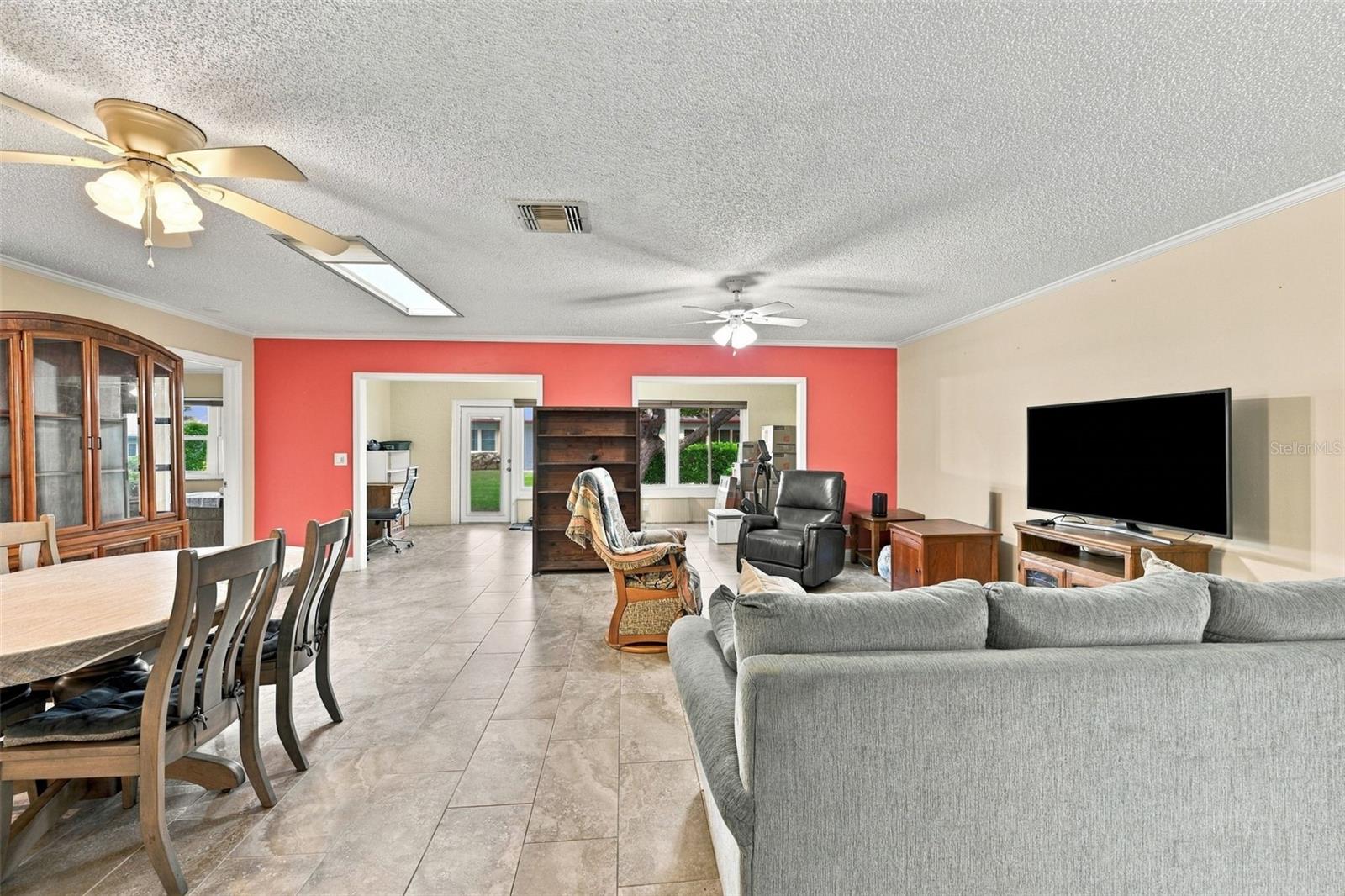 FAMILY ROOM/DINING ROOM