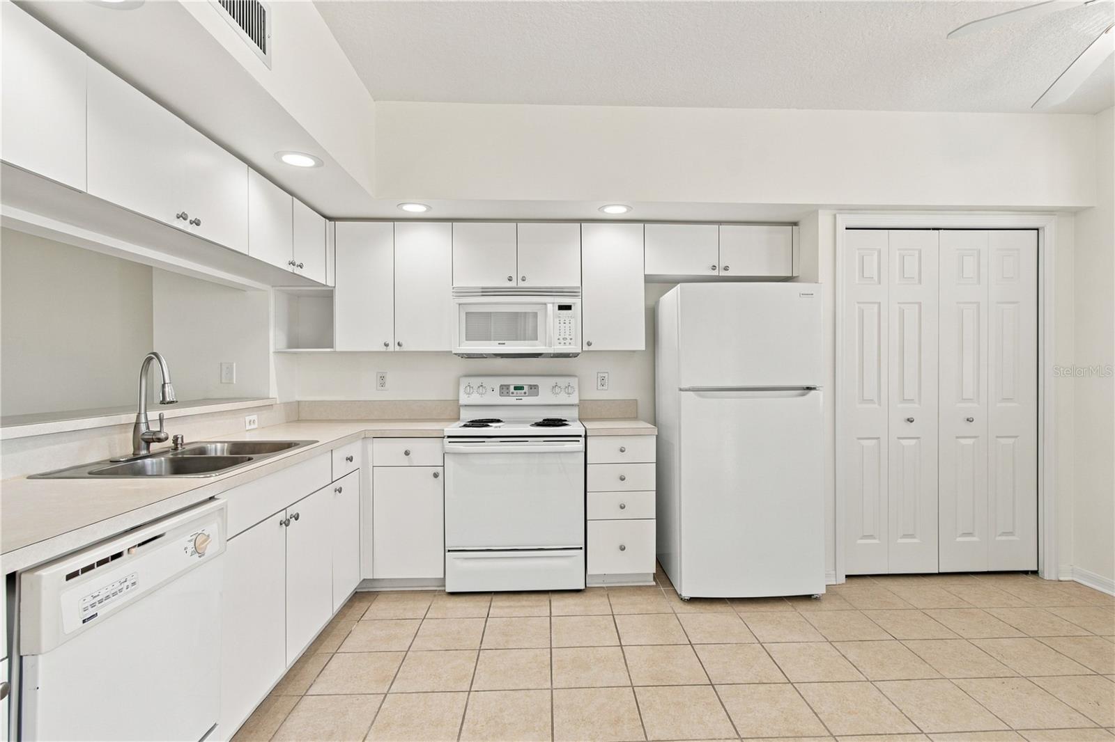 1200 COUNTRY CLUB DRIVE, #3202, Largo, FL 33771