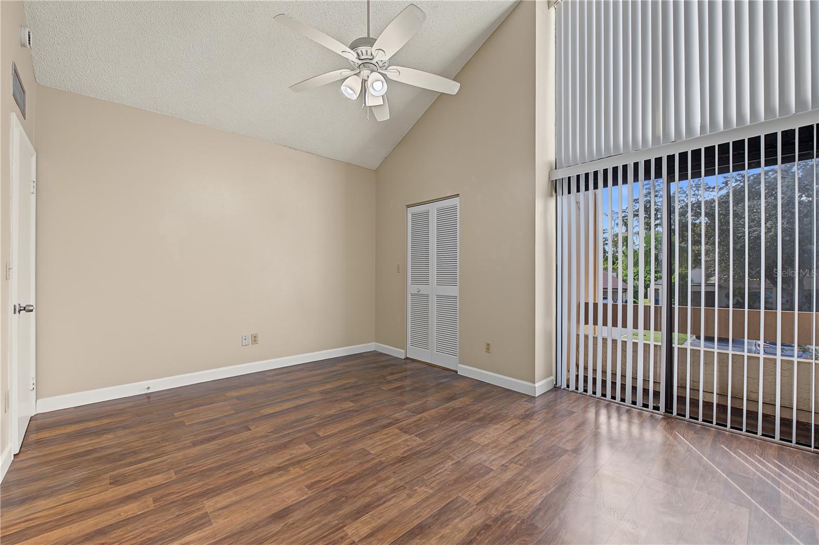 Guest bedroom upstairs, vaulted ceilings
