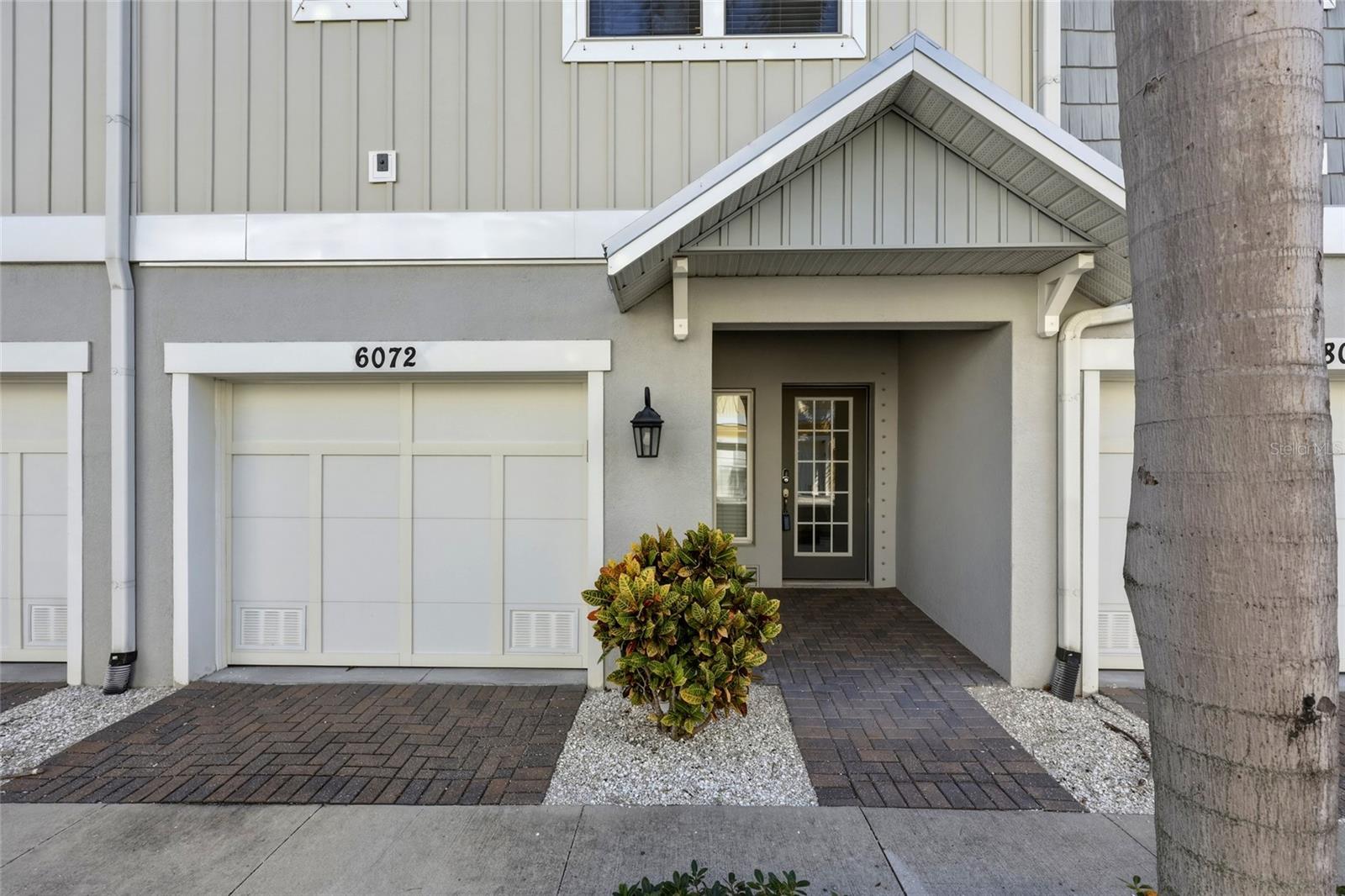 Front door/2.5 car garage
