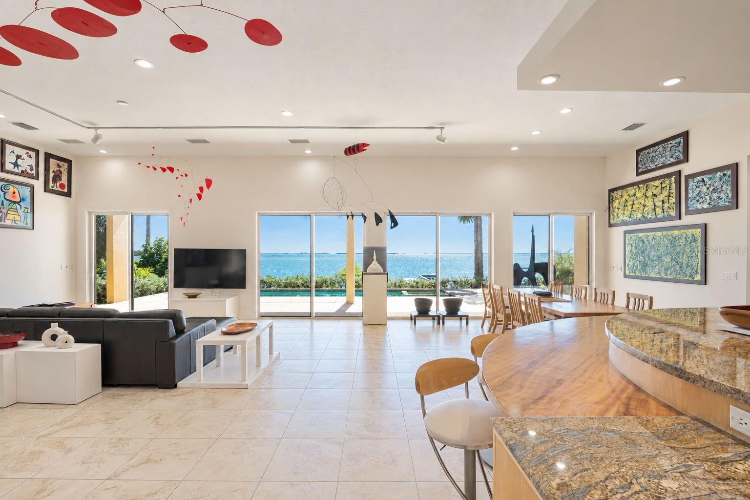 Open floorplan family/dining/kitchen