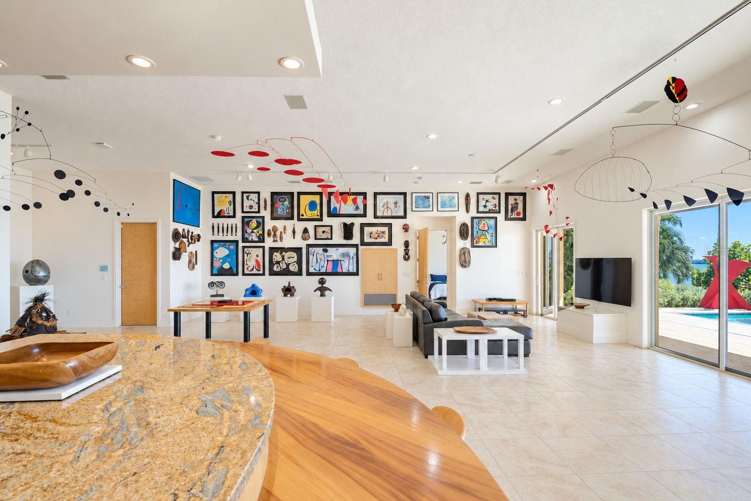 Open floorplan family/dining/kitchen