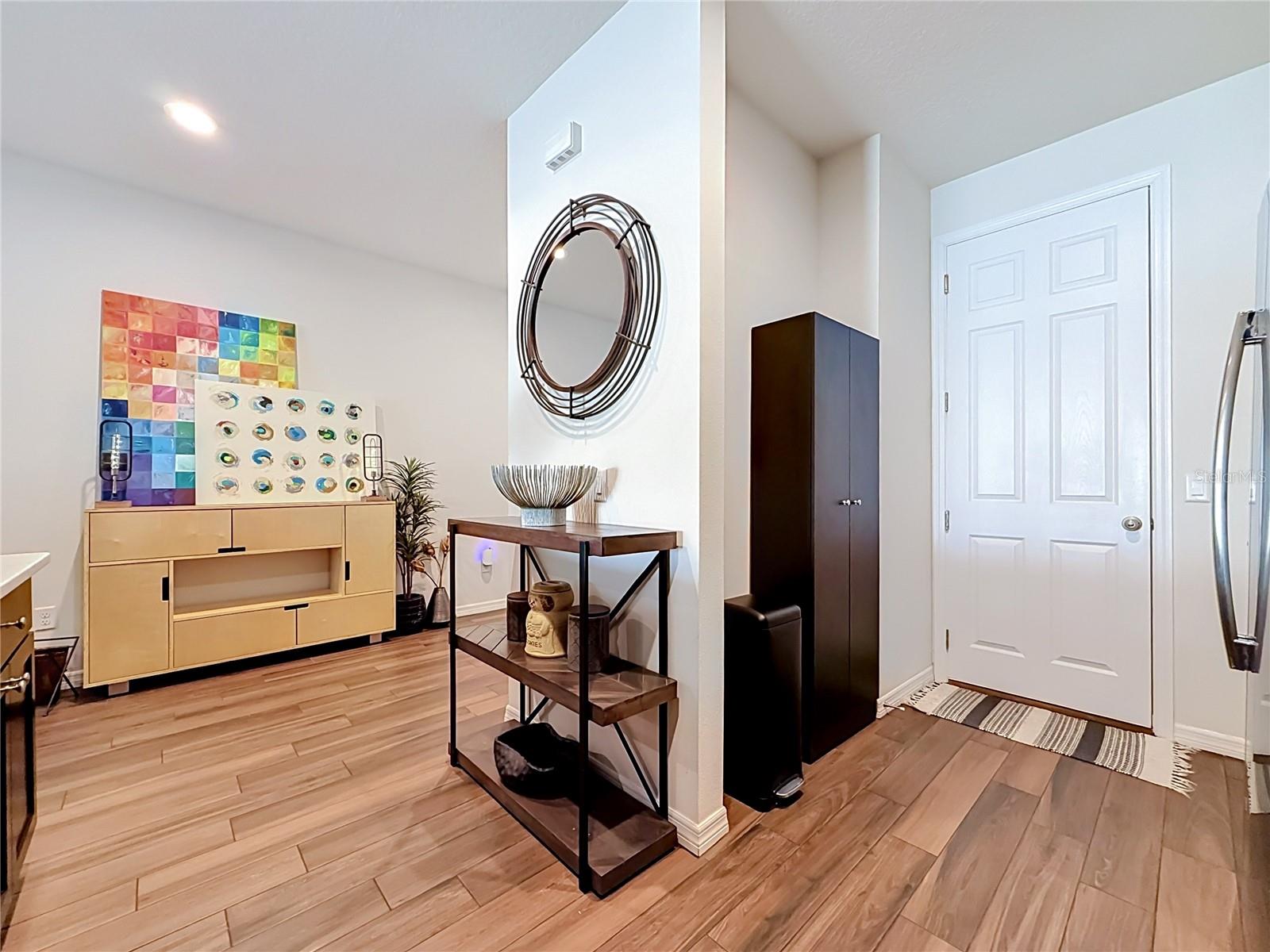 The well-appointed kitchen offers SOLID WOOD CABINETRY, GRANITE countertops, stainless steel appliances, a breakfast bar, and ample storage. The well-appointed kitchen offers SOLID WOOD CABINETRY, GRANITE countertops, stainless steel appliances, a breakfast bar, and ample storage.