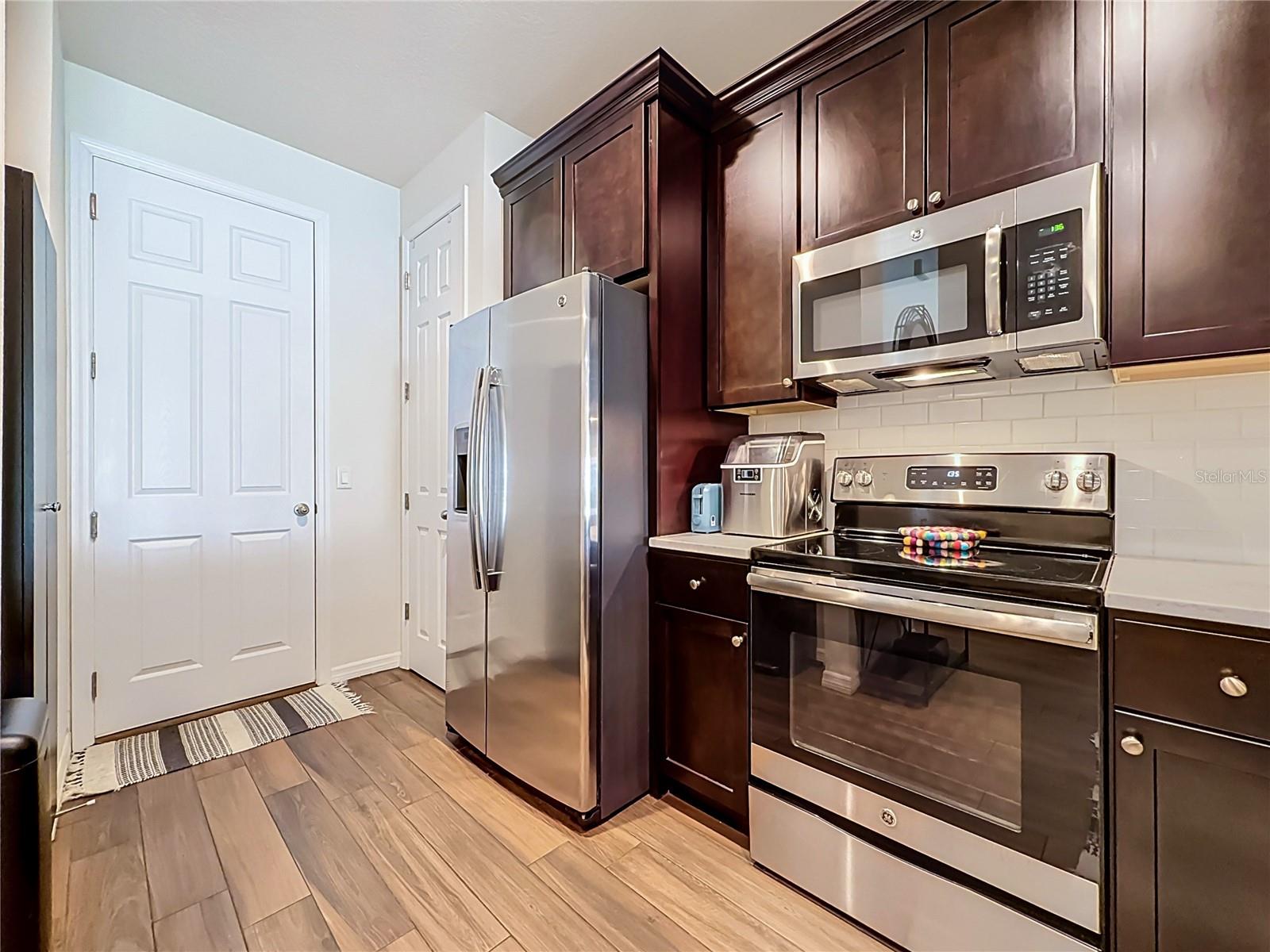 The well-appointed kitchen offers SOLID WOOD CABINETRY, GRANITE countertops, stainless steel appliances, a breakfast bar, and ample storage. The well-appointed kitchen offers SOLID WOOD CABINETRY, GRANITE countertops, stainless steel appliances, a breakfast bar, and ample storage.