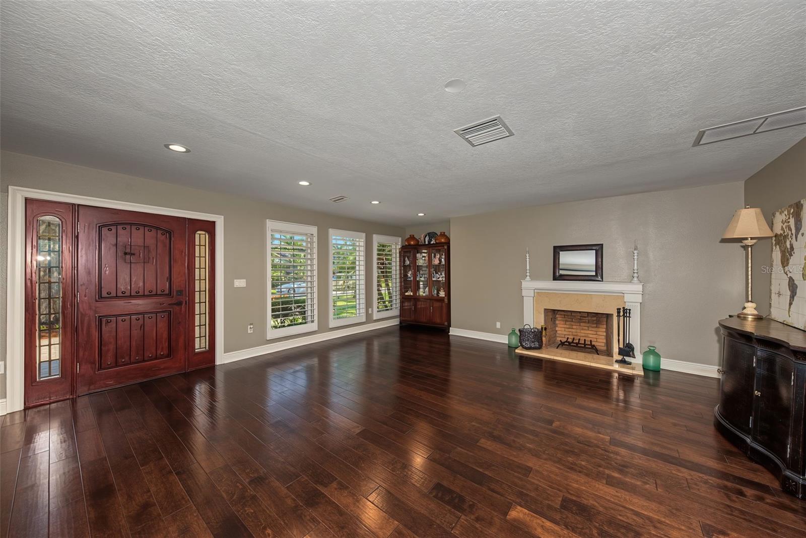 Living Room with fireplace