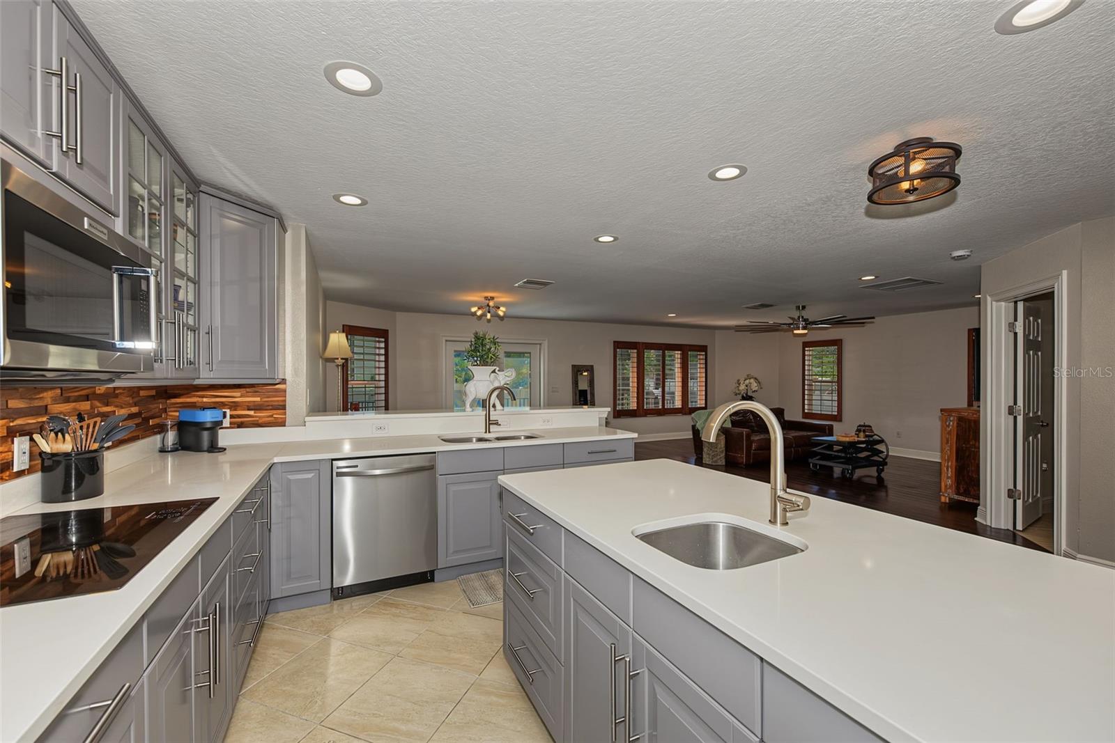 146 33RD AVENUE N, St Petersburg, FL 33704