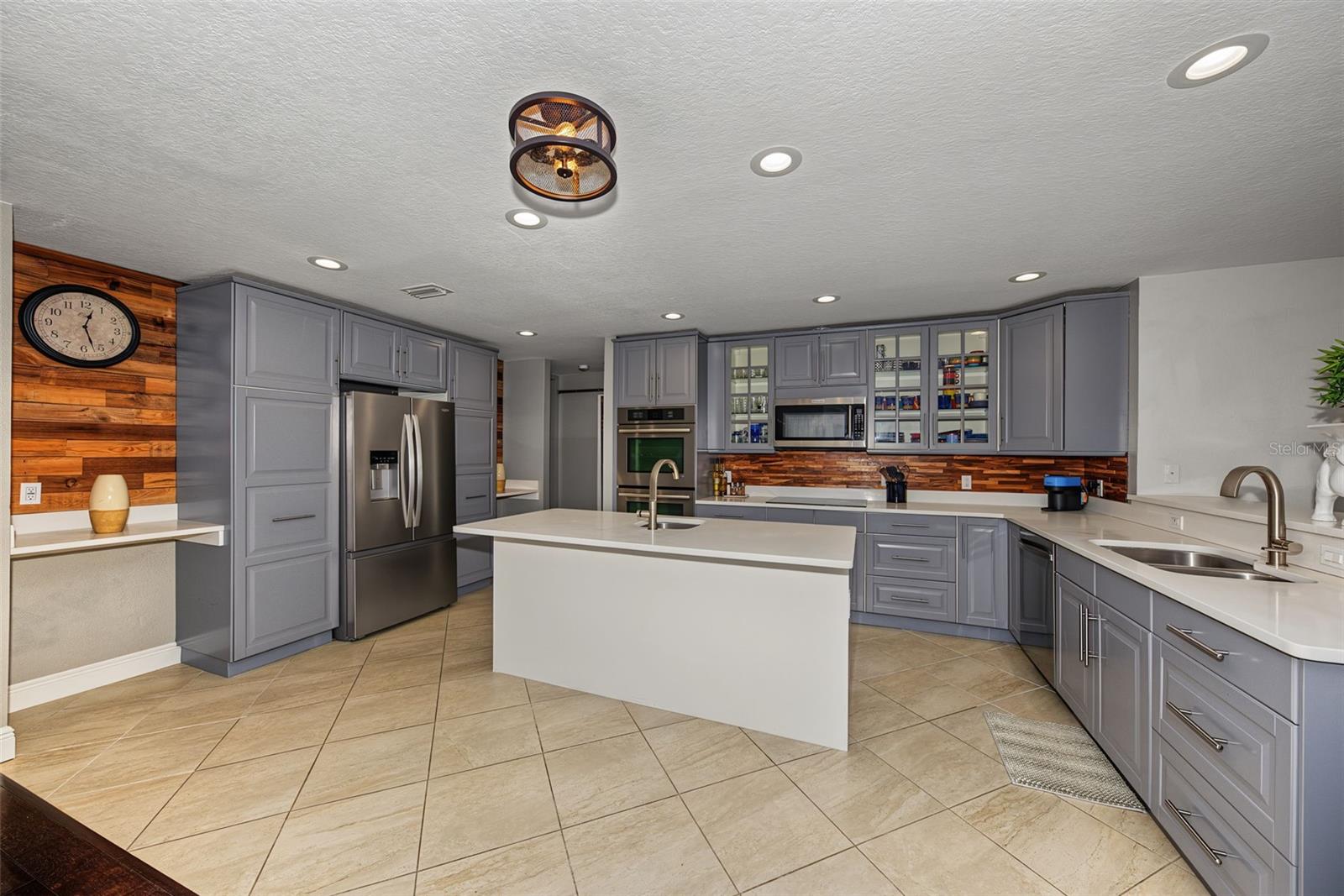 146 33RD AVENUE N, St Petersburg, FL 33704