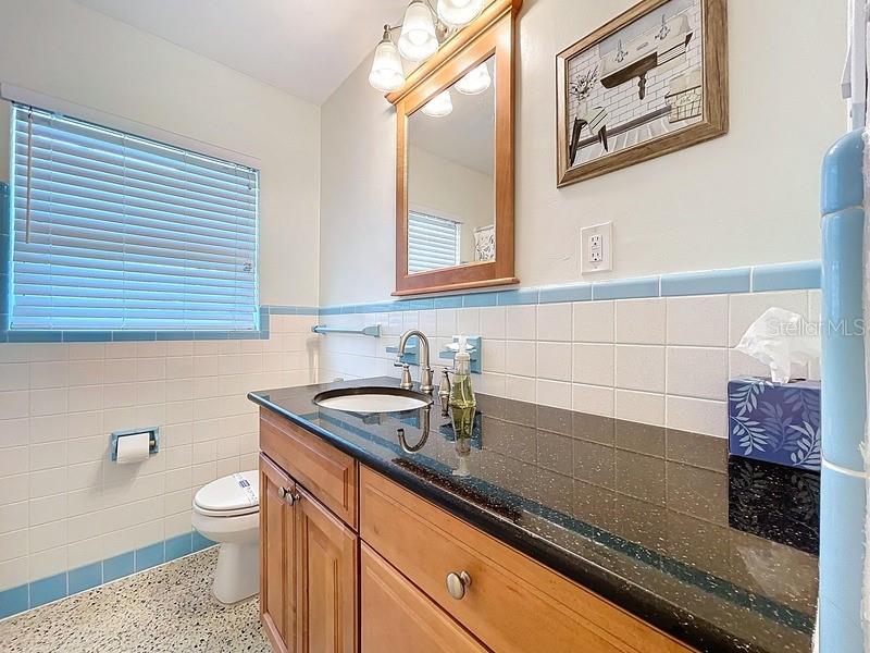 MAIN BATHTROOM
