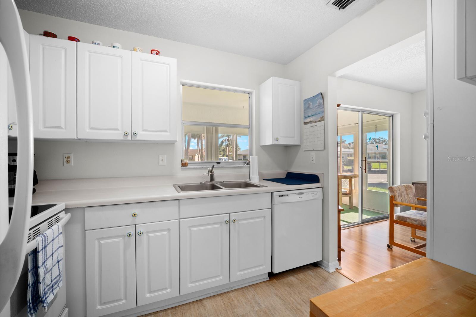 1906 CANTERBURY LANE, #32, Sun City Center, FL 33573