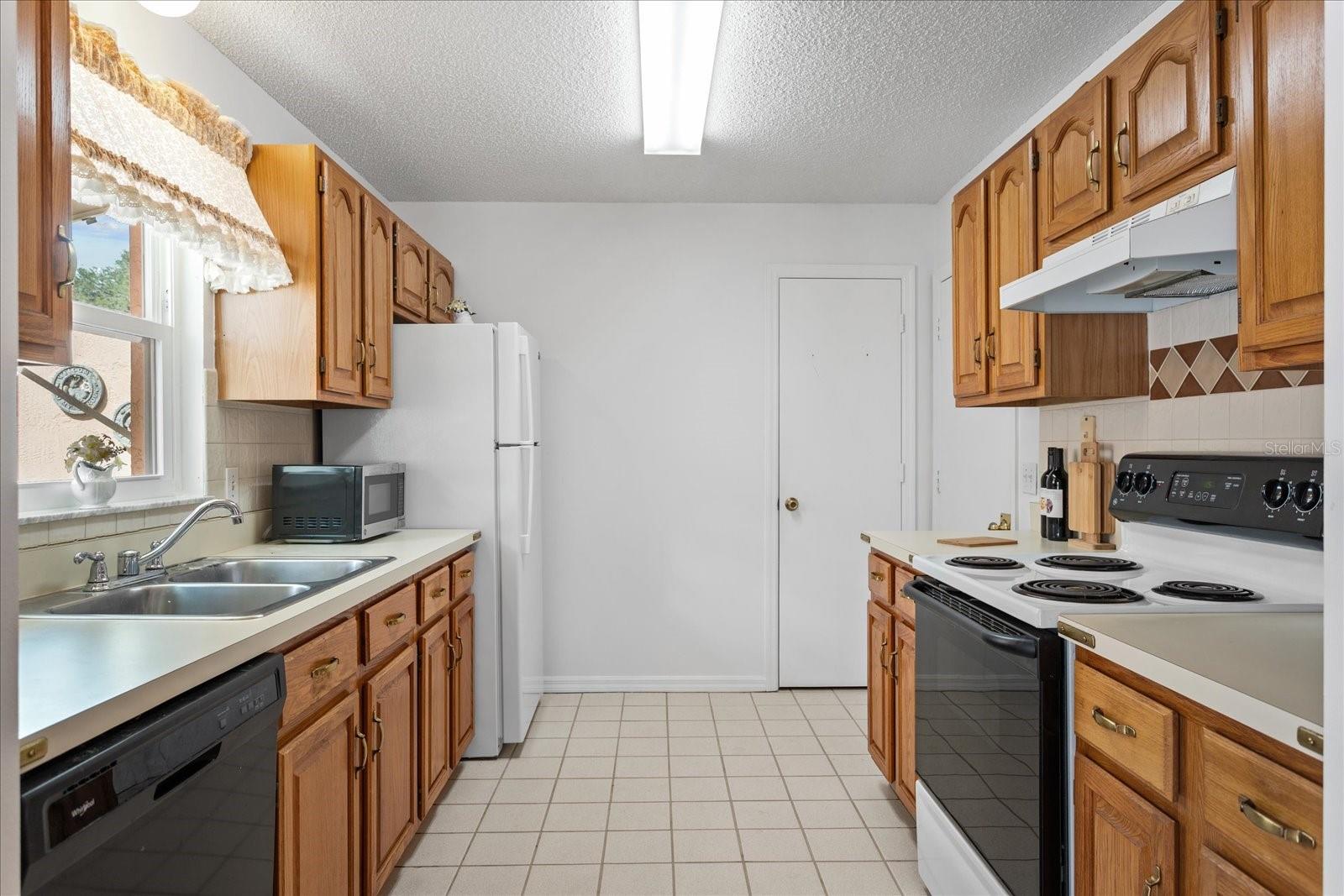 952 AVALON AVE. AVENUE, The Villages, FL 32159