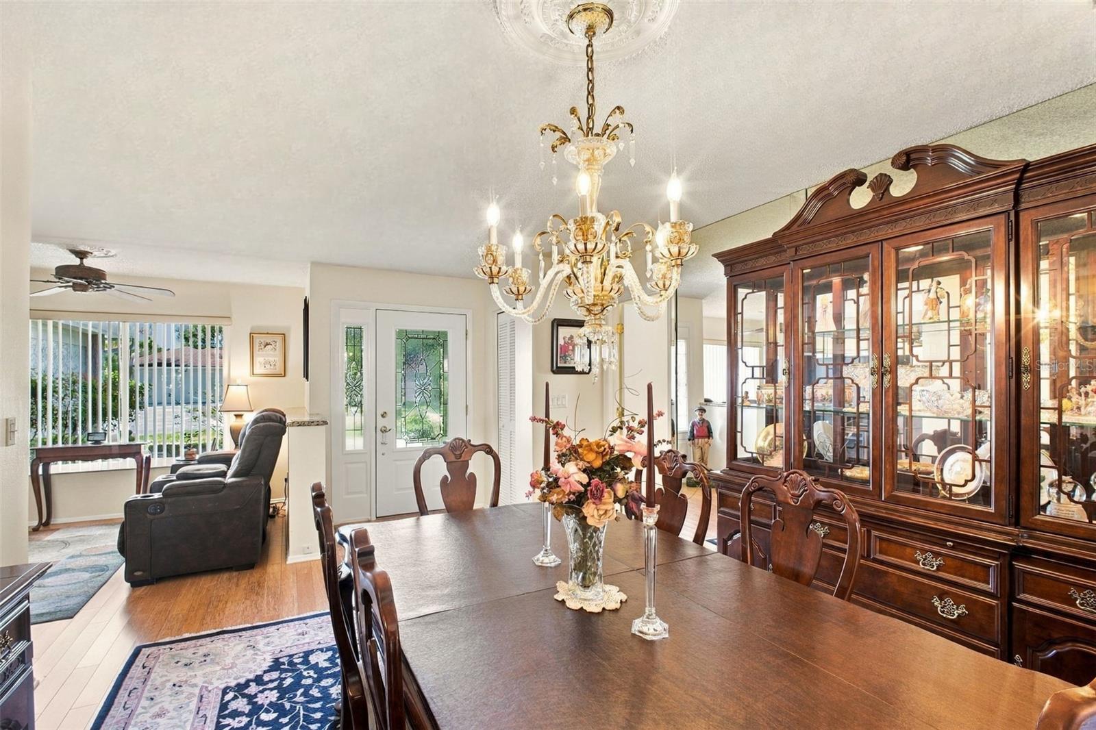The large dining room is perfect for hosting holiday with family & friends~