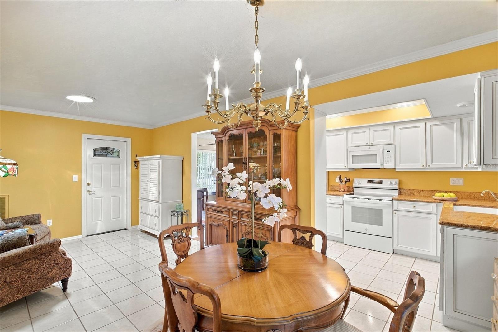 Breakfast nook & family room open to the kitchen~