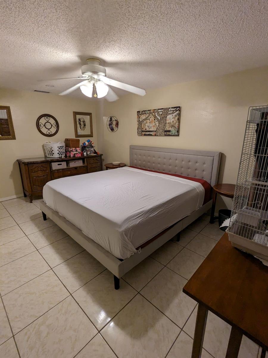 LARGE PRIMARY BEDROOM