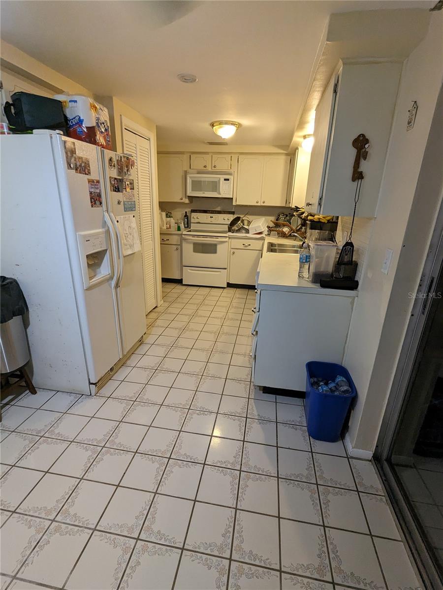 LG KITCHEN HAS EAT-IN AREA WITH SLIDERS TO ENCLOSED LANAI