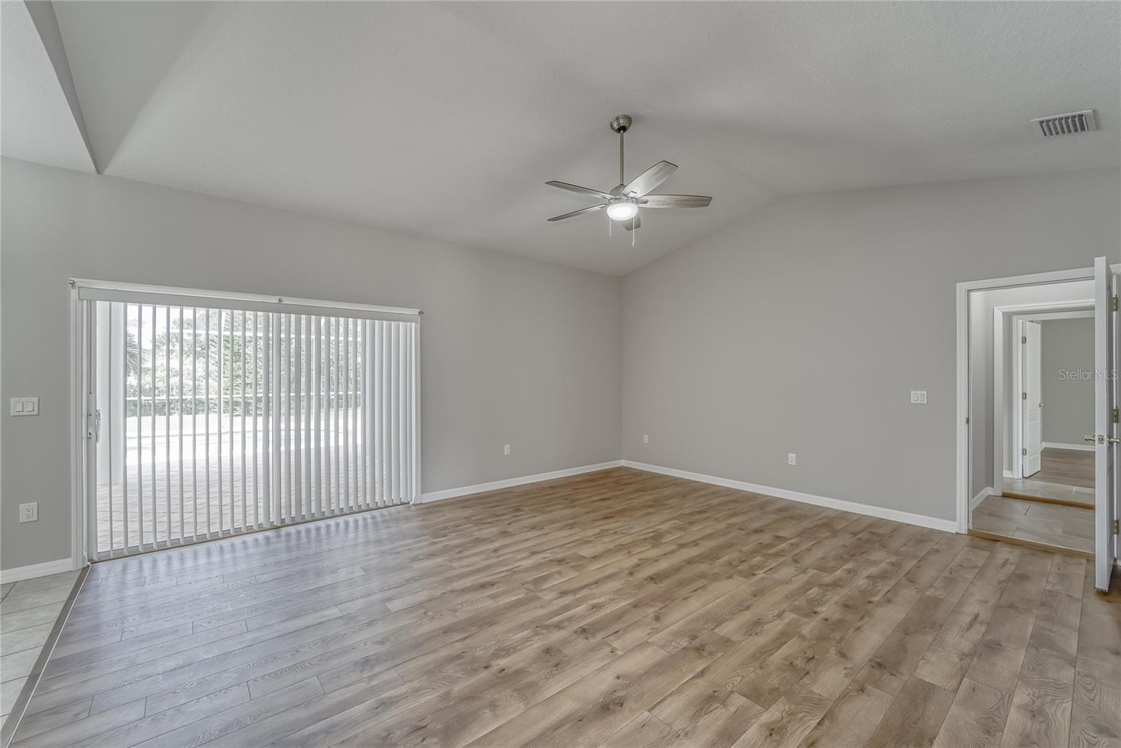 LIVING ROOM - SUITE