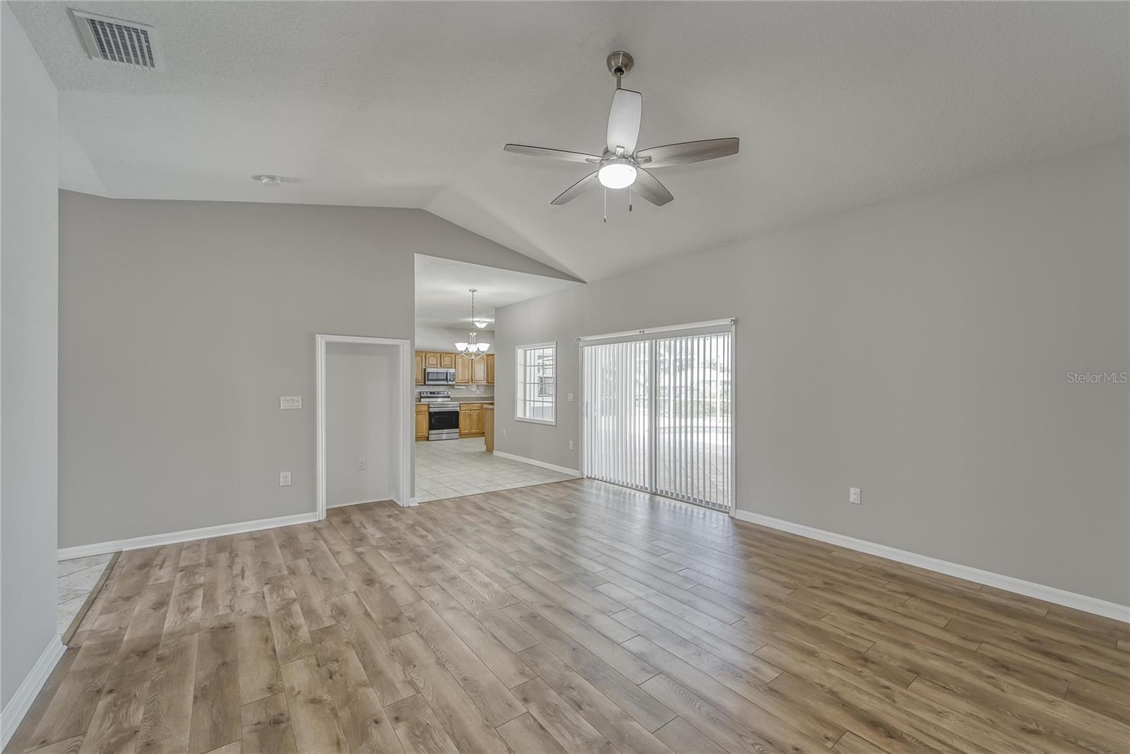 LIVING ROOM - MAIN